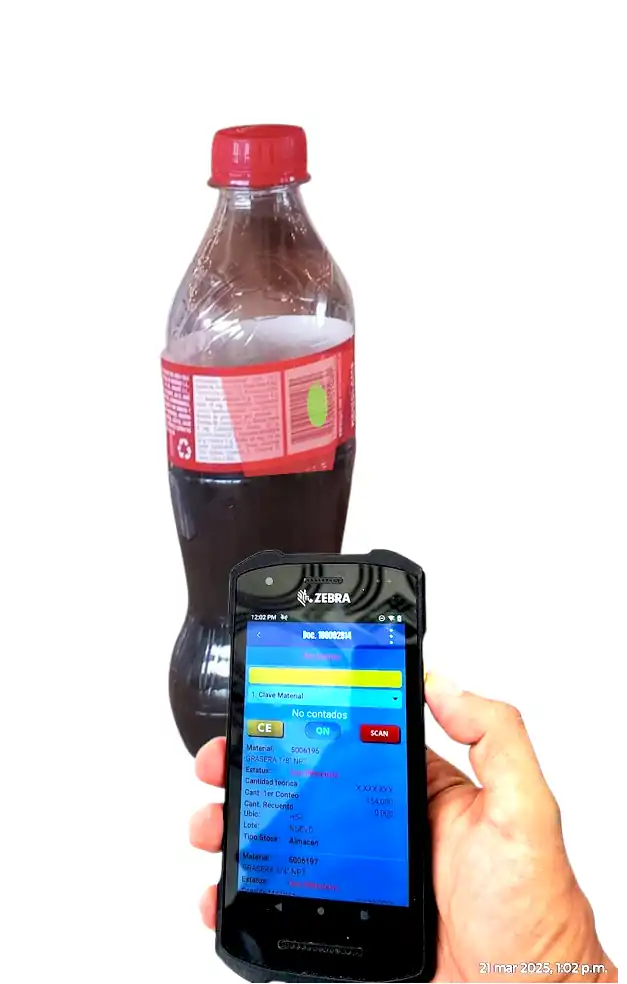 Ejemplo de escaneo de código EAN en una lata de Coca-Cola.