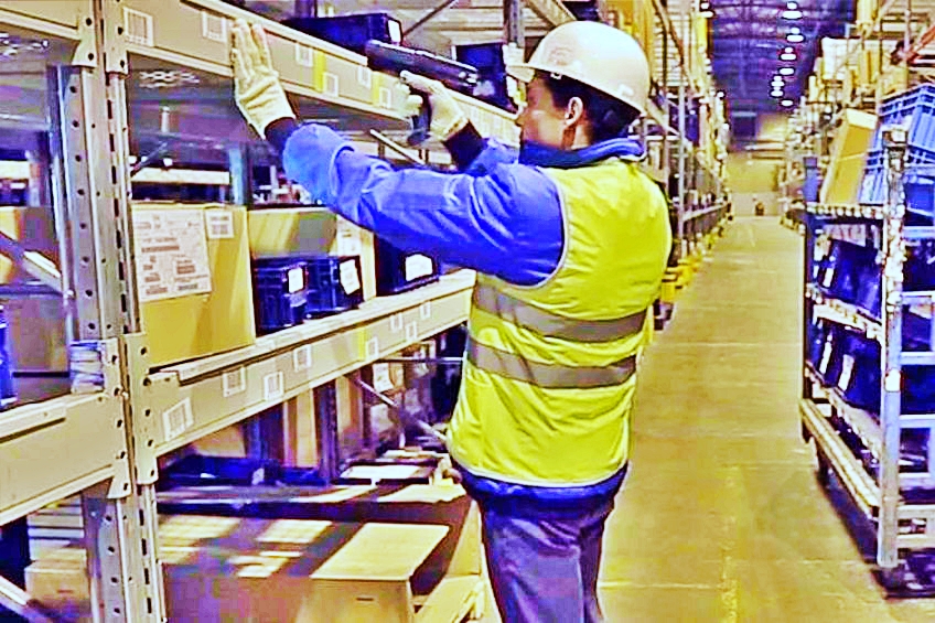 Reloj y engranajes simbolizando eficiencia en almacén SAP MM