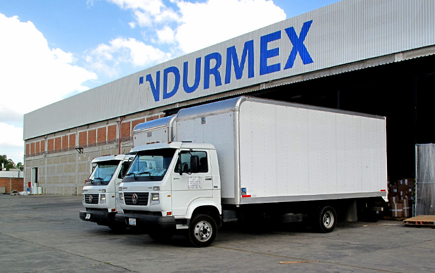 Camión siendo cargado en muelle de almacén
